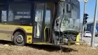 Bursa'da dehşet anları: Trafik ışığı trafosuna çarpan otobüs hurdaya döndü