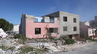 Arnavutköy’de eski binalar tarihe karışıyor: Depreme dayanıklı yeni bir yaşam yükseliyor