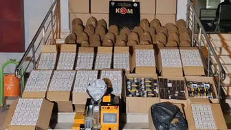 Bolvadin'de kaçakçılık darbesi: Tonlarca tütün ve binlerce makaron ele geçirildi