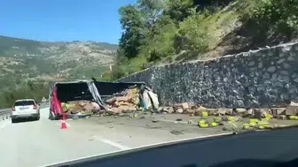 Zeytinyağı taşıyan tırın freni boşaldı: Baba ve oğlunun yolculuğu acı bitti