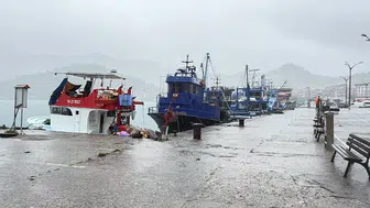 Amasra'da doğa öfkesini kustu: Dev dalgalar limanı dövdü, deniz çamura bulandı