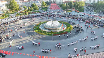 Sivas'ın kalbinde dev buluşma: Binlerce kişi aynı ritimde birleşti