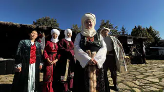 Kırgızistan'ın yaşayan hafızası: Bir kıyafetin içine koca bir ömür sığdırdı