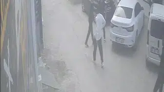 Sokak ortasında şiddete dur demek isterken bıçaklandı: O dehşet anları kamerada