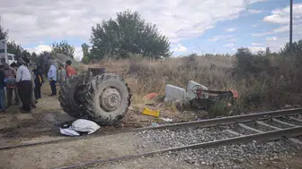 Hemzemin geçitte dehşet anları: Yük treni traktörü ortadan ikiye ayırdı