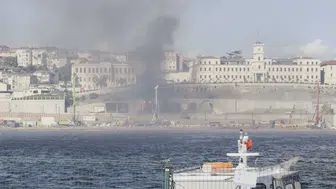 Beyoğlu'nda korkutan yangın: Tünel girişi alevlere teslim oldu