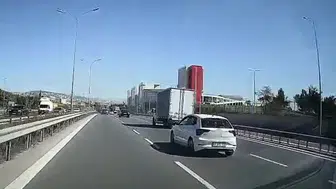 D-100 Karayolu'nda dehşet anları: Kamyonet sürücüsünün tehlikeli şovu kamerada