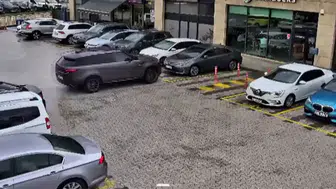 Çekmeköy'de alışveriş merkezinde korku dolu anlar: Kontrolden çıkan cip kafeye daldı