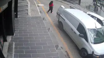 Karabük'te akılalmaz kaza: Çarpmanın etkisiyle savrulan kadın yürüyüp gitti