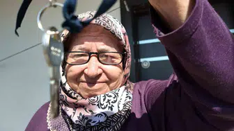 69 Yıllık Hayatın En Büyük Sürprizi: Naylon Çatmadan Betonarme Eve Uzanan Umut Dolu Hikâye