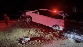 Bursa'da şaşkına çeviren kaza: Otomobil rampada havada asılı kaldı