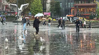 İstanbul'da gökyüzü boşaldı: Şemsiyesiz yakalananlar zor anlar yaşadı
