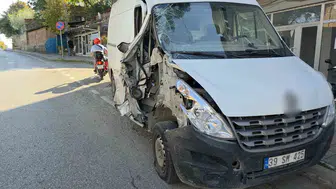 Edirne'de korkutan kaza: Çekici çarptı, ağaç sayesinde facia önlendi
