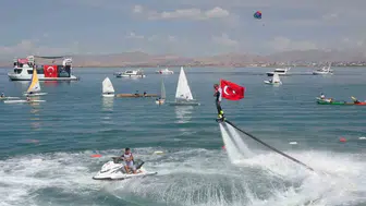 Van Gölü'nde Gökyüzüne Yükselen Ay-Yıldız: Gençlik Festivalinde Adrenalin Dolu Anlar