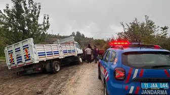 Harmanköy'de çamura saplanan sürücünün yardımına jandarma ekipleri koştu