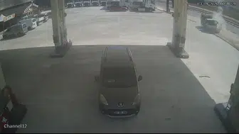 Bursa'da korkutan kaza: Kontrolden çıkan kamyonet tadilattaki istasyona daldı