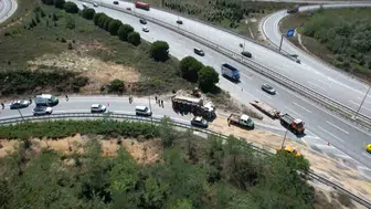 İstanbul Havalimanı yolunda korkutan kaza: Hafriyat kamyonu devrildi