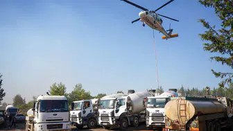 Alevlerle mücadelede imece usulü: Köylüler kendi paralarıyla aldıkları suyu helikopter havuzuna taşıdı