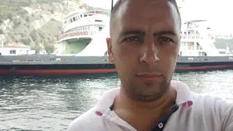 Kamyonuna yük getirdiği iş yerinde feci son: Tonlarca demir üzerine devrildi