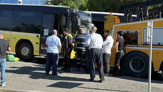 Beşiktaş'ta sabah trafiğinde dehşet: İETT otobüsü ve iş makinesi çarpıştı
