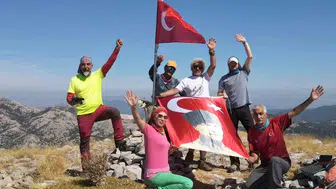 Muğla'nın zirvesinde anlamlı nöbet: Gaziler için gökyüzüne bayrak çektiler