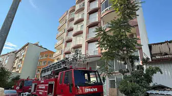 Serik'te korku dolu anlar: Balkondan yükselen alevler mahalleyi ayağa kaldırdı