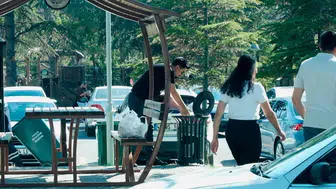 Sarımsaklı Barajı'nda şaşırtan manzara: Çöpü toplayanlara gül sürprizi