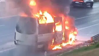 Sabah trafiğinde korku dolu anlar: Servis minibüsü küle döndü