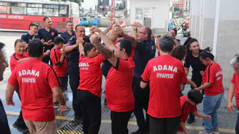 Adana'da siren sesleri bu kez mutluluk için çaldı: Özel çocuklar itfaiye istasyonunu fethetti