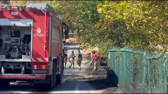 Beylikdüzü'nde korkutan anlar: Otluk alandaki alevler park halindeki aracı yuttu