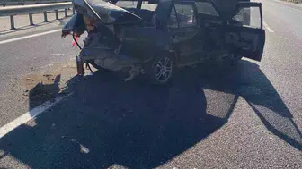 İzmir-Aydın Otobanı'nda korkutan kaza: İki otomobil hurdaya döndü
