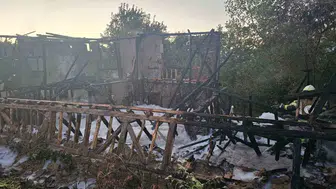 İnegöl'de gece yarısı korkutan manzara: Metruk binadan geriye sadece küller kaldı