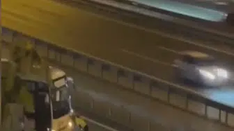 TEM Otoyolu'nda şaşırtan görüntü: Trafik polisi aracı tek başına itmeye çalıştı