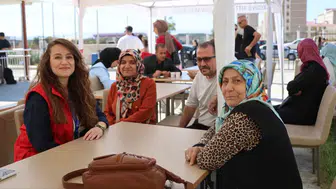 Aydın'a ilk adımda sıcak karşılama: Gençlerin yeni şehirdeki rehberleri oldular