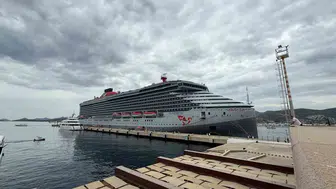 Bodrum limanında dev hareketlilik: Scarlet Lady binlerce turisti ağırladı