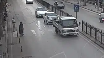 Yaya geçidindeki nezaket kazayla sonuçlandı: Güvenlik kamerası o anları kaydetti
