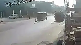 Adana'da dehşet anları: Minibüsün çarptığı çocuk için yaşam mücadelesi