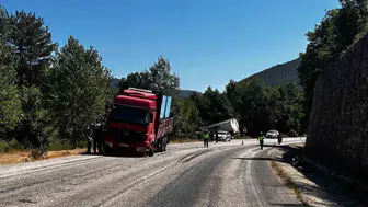 Mudurnu yolunda şiddetli çarpışma: Bir sürücü hastanelik oldu