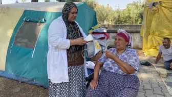 Alaşehir'de Sağlık Hizmeti Bağ Evlerine Kadar Gitti: Mevsimlik İşçilerin Ayağına Mobil Tarama