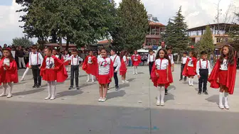 Sarıgöl'de okul zili coşkuyla çaldı: Miniklerin performansı göz doldurdu