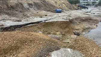 Başkentte sağanak kabusu: Altyapı çalışması yarım kalınca 20 araç çukura gömüldü