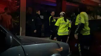 İnegöl'de alkollü sürücü ve arkadaşlarının polis ekipleriyle yaşadığı gergin anlar kamerada