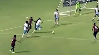 Sahadaki sıra dışı saçlar iki oyuncuyu oyun dışı bıraktı