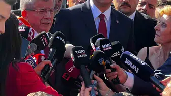 Ahmet Davutoğlu'ndan şaşırtan veda: Adliye çıkışı siyaseti bıraktığını açıkladı