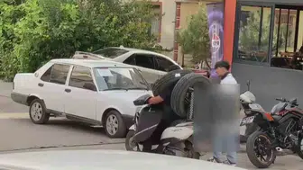 Trafikte pes dedirten görüntü: Lastiği boynuna takıp yola çıktı