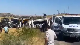 Boztepe yolunda korkutan kaza: Hayvan yüklü TIR şarampole uçtu