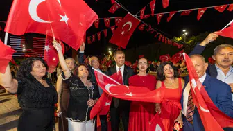 İzmir’in kurtuluş coşkusu 104’üncü yılında zirveye taşındı: Tarihi Havagazı’nda unutulmaz gece