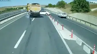 Tırın önüne kıran otomobil dehşeti: Saniyelerle kurtuldu