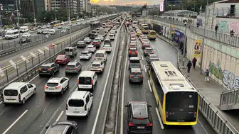 Megakentte akşam mesaisi kilitlendi: Yağmurla gelen trafik kabusu