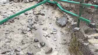 Erzurum'da aniden bastıran sağanak hayatı durdurdu: Araçlar sulara gömüldü